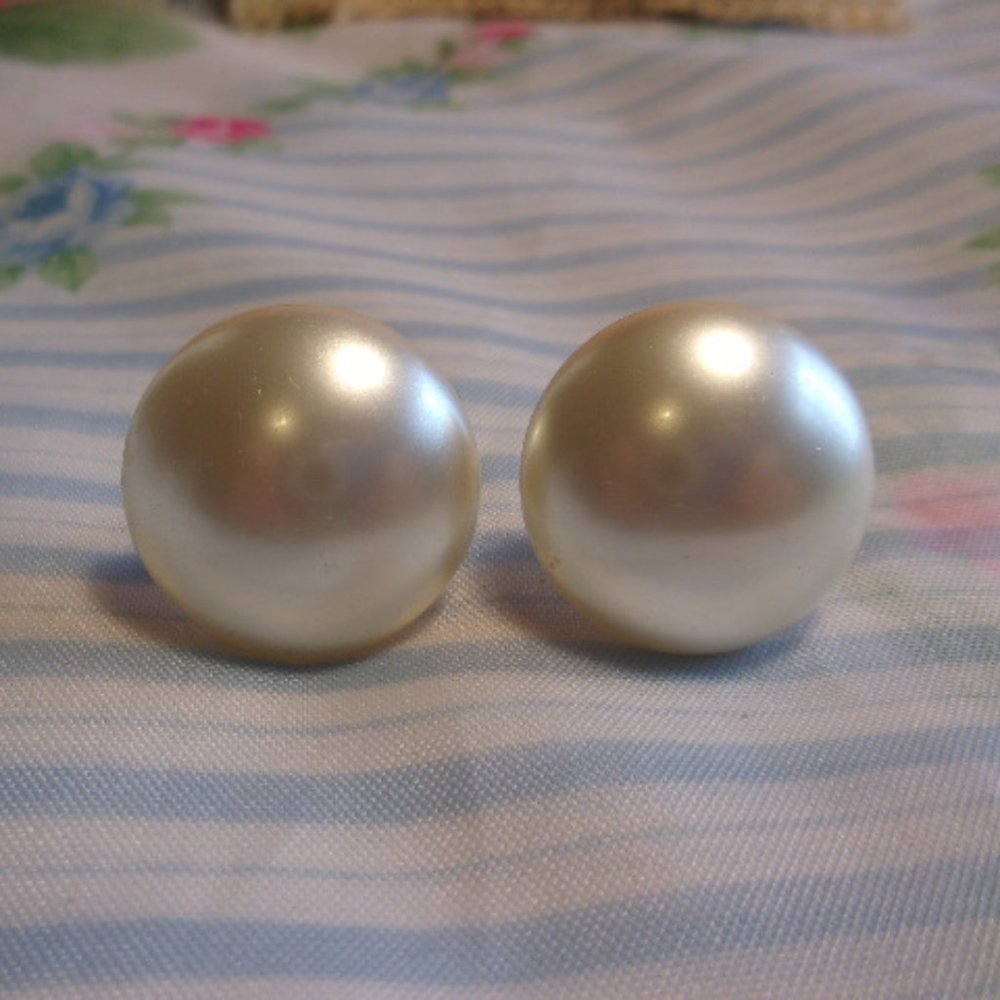 Richelieu Faux Pearl Button Screw Back Earrings Vintage MCM